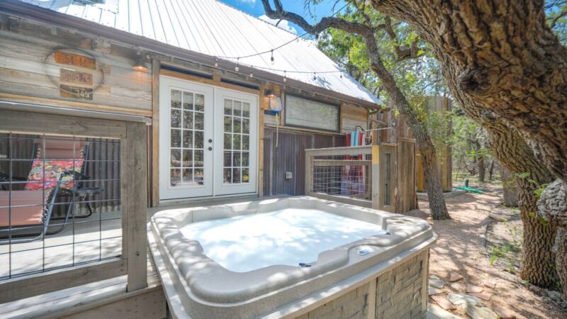 Horse Thief Inn Cabin Retreat, cabin with a private hot tub, photo 1