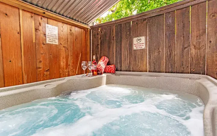 La Rouge, cabin with a private hot tub, photo 1