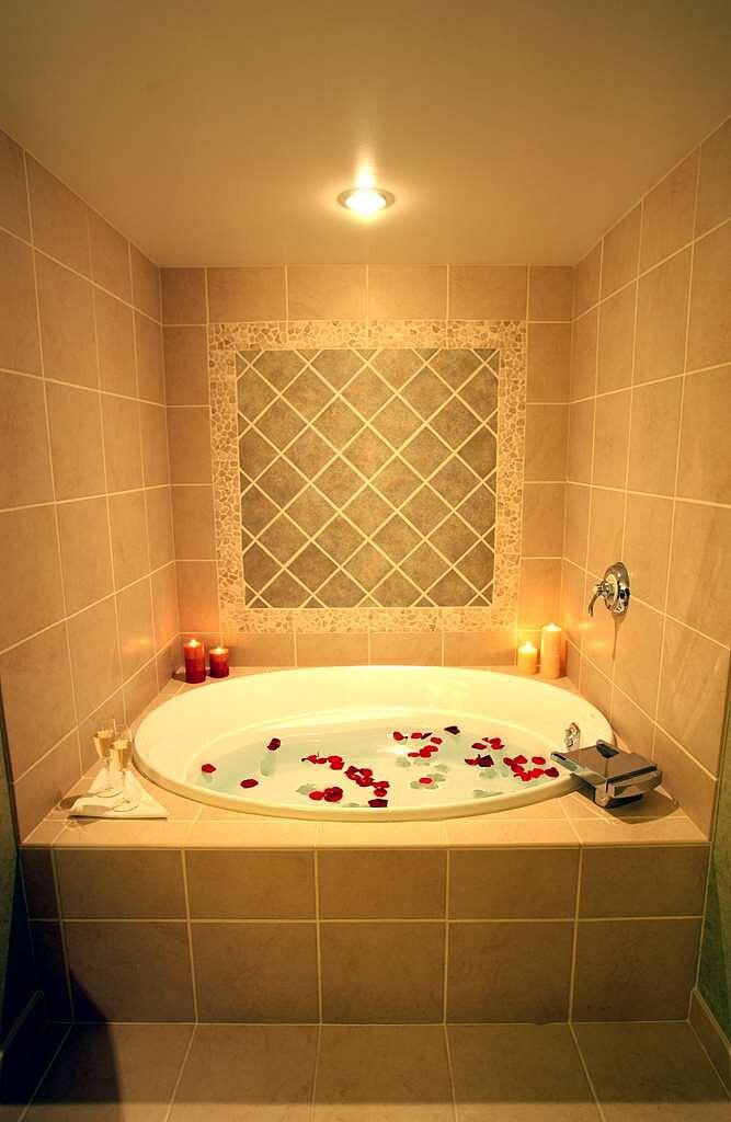 Lake Lawn Resort, room with private jacuzzi, photo 1