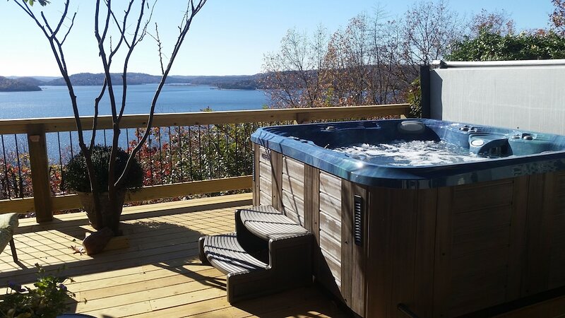 Lakefront Paradise - jacuzzi hotel room