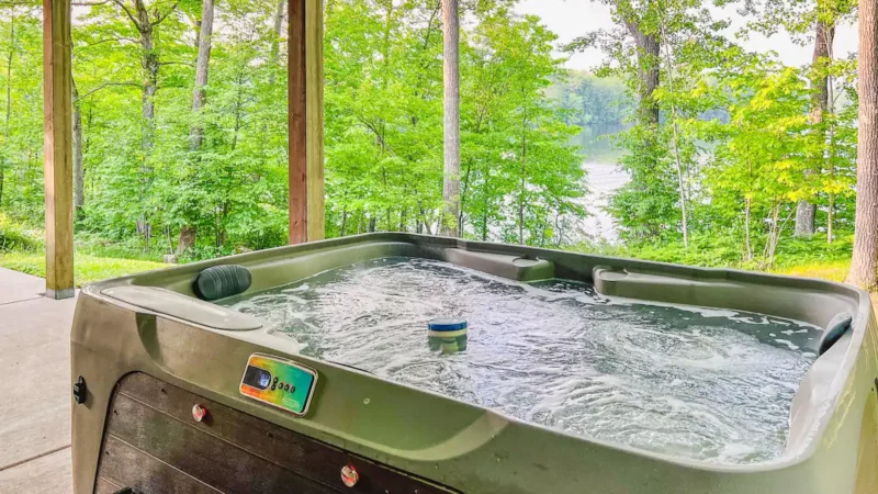 Lakeside Retreat, cabin with a private hot tub