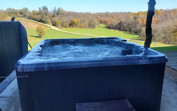 Larsen Rustic Secluded Log Cabin, cabin with a private hot tub