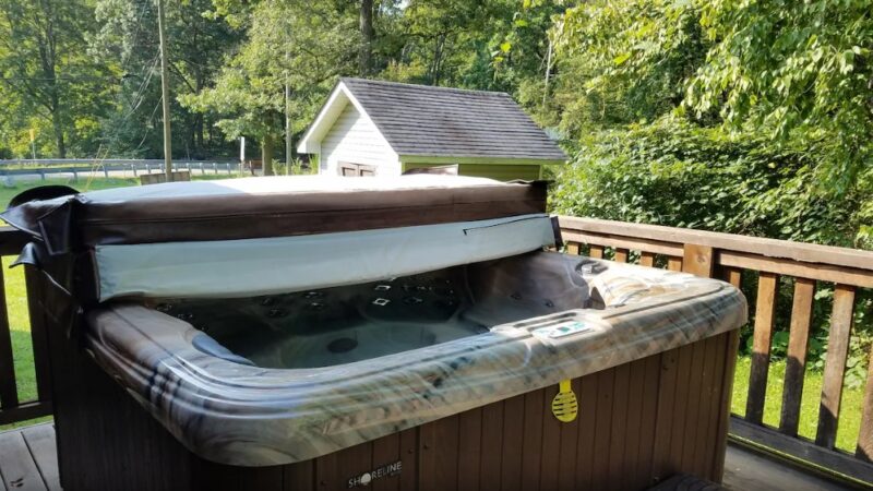 Cottage on Meadow Run, cabin with a private hot tub