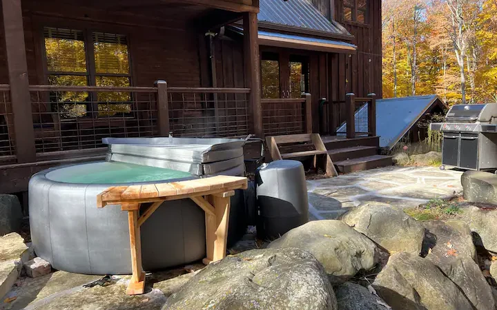 Pine Dunes Cabin, cabin with a private hot tub