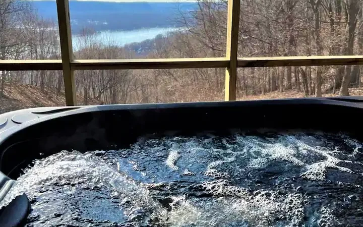 RUSTIC RIDGE CHALET, cabin with a private hot tub