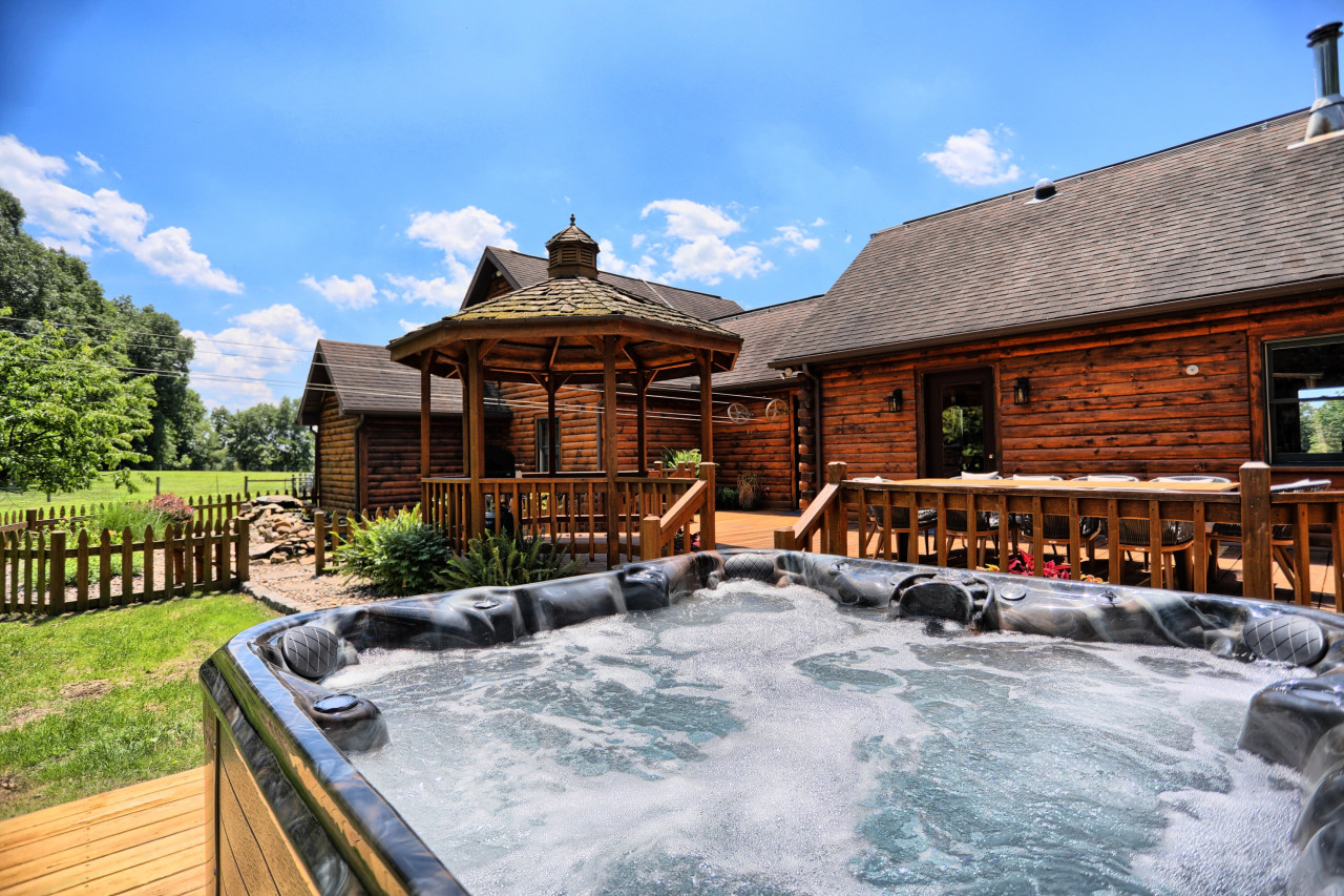 Cabin with Hot Tub in Pennsylvania