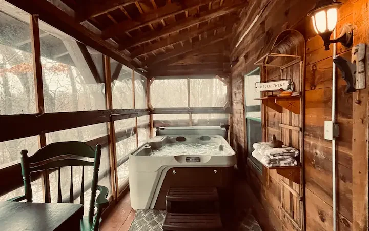 Rustic Cabin Escape, cabin with a private hot tub