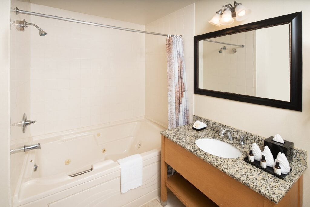 Timber Ridge Lodge & Waterpark, room with private jacuzzi, photo 2