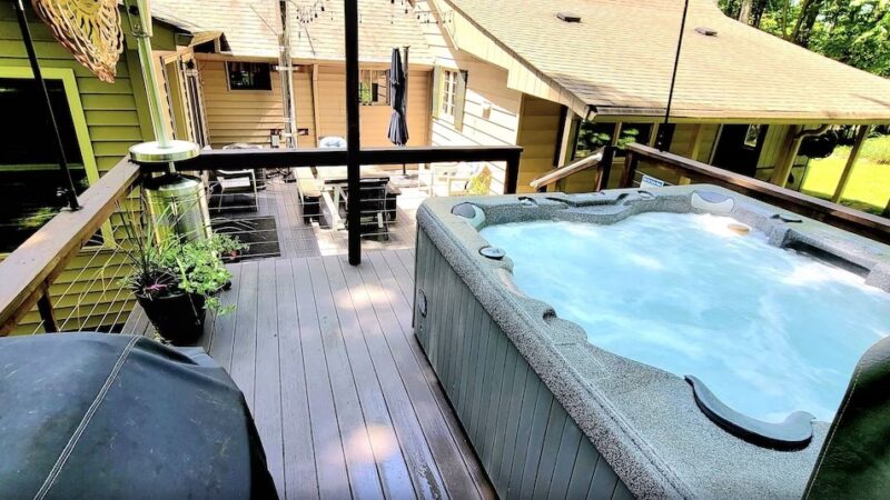 Turning Leaf Lodge, cabin with a private hot tub