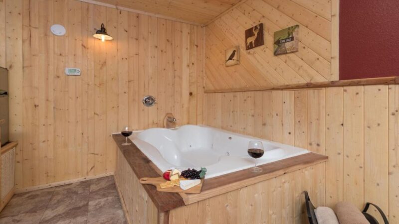 Upper Canyon Inn, room with private jacuzzi