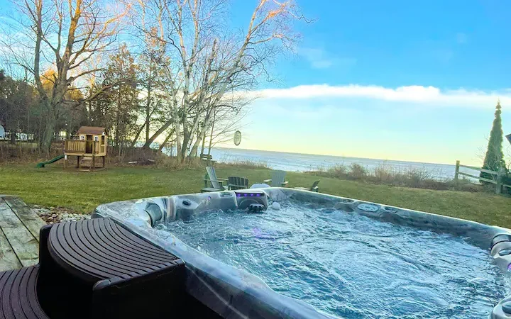 Waterfront Cabin, cabin with a private hot tub