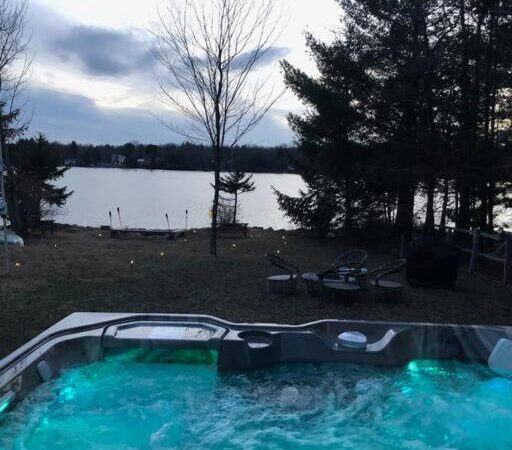Zen Den – Pocono LakeFront, cabin with a private hot tub