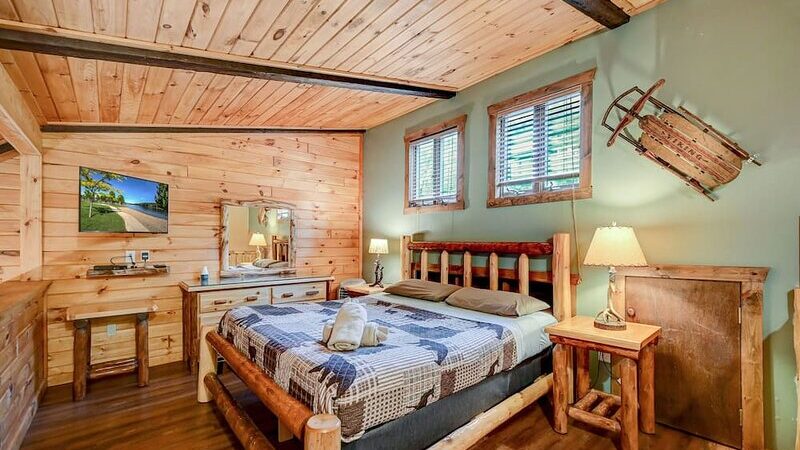 Cozy Cabin, cabin with a private hot tub