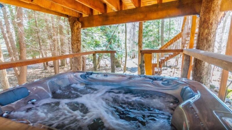 Fernstone Treehouse, cabin with a private hot tub