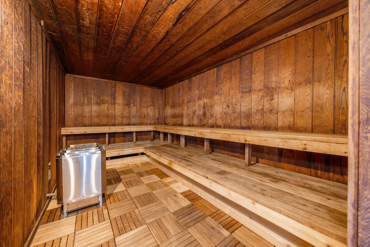 South Shore Lake Resort, cabin with a private hot tub, photo 2
