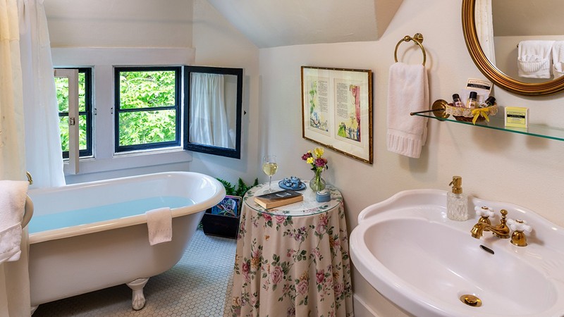 1899 Wright Inn and Carriage House, room with private jacuzzi, photo 2