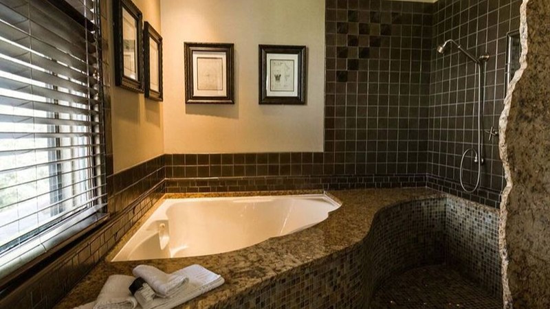 1900 Inn on Montford, room with private jacuzzi, photo 2