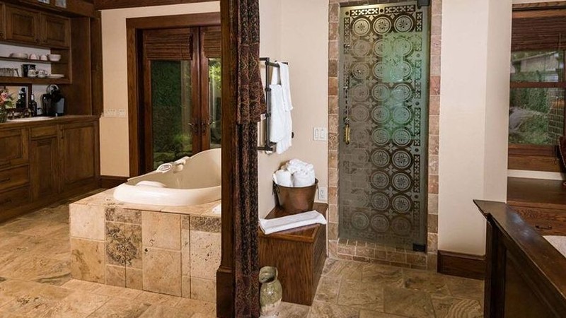 1900 Inn on Montford, room with private jacuzzi, photo 6