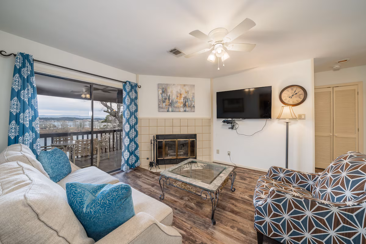 South Shore Lake Resort, cabin with a private hot tub, photo 3