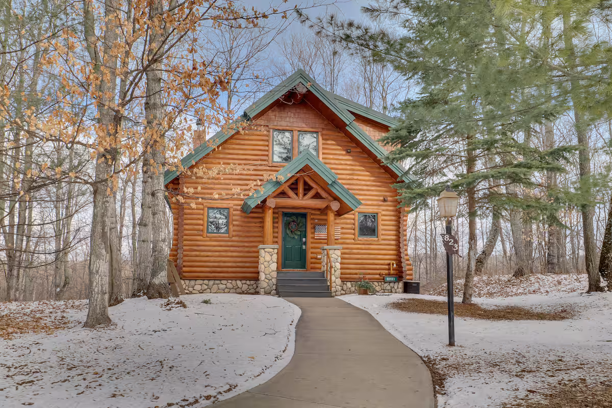 823 Mountain Cabin, cabin with a private hot tub, photo 2