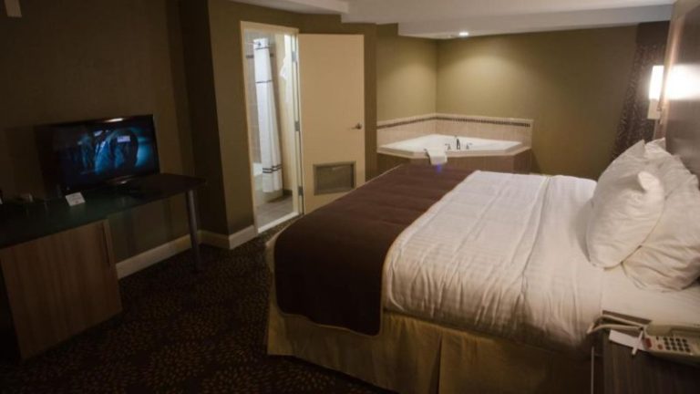 Aashram Hotel by Niagara River