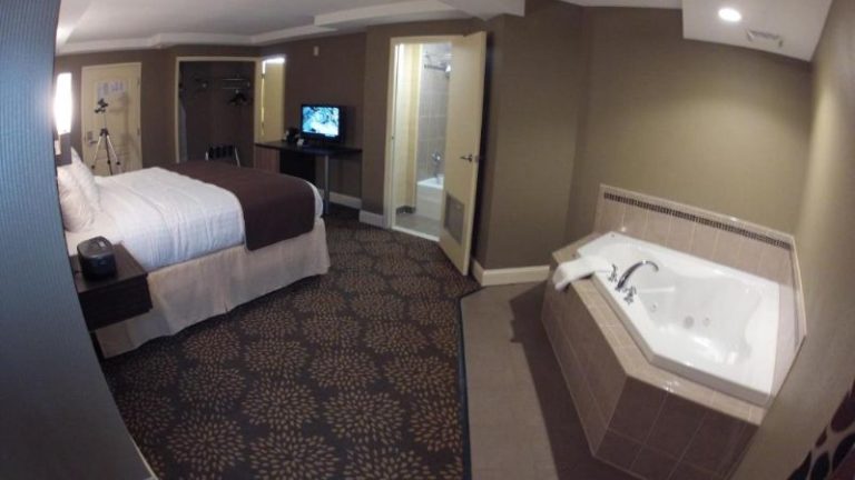Aashram Hotel by Niagara River