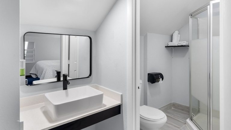Admiralty Inn & Suites – A Red Collection Hotel
