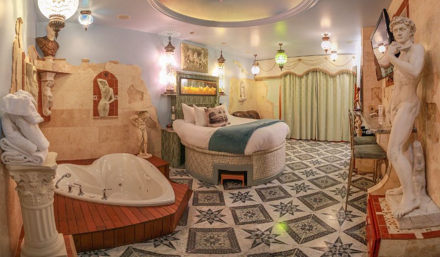 Adventure Suites, room with private jacuzzi, photo 4