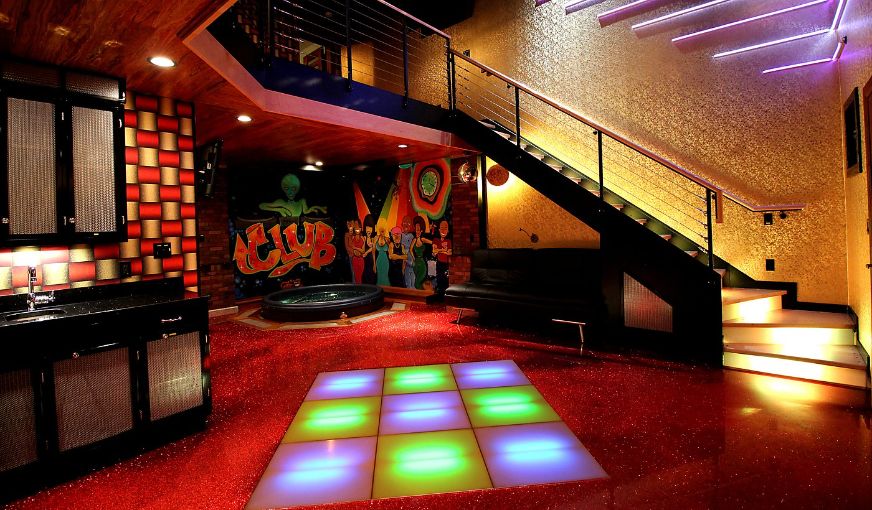 Adventure Suites, room with private jacuzzi, photo 8
