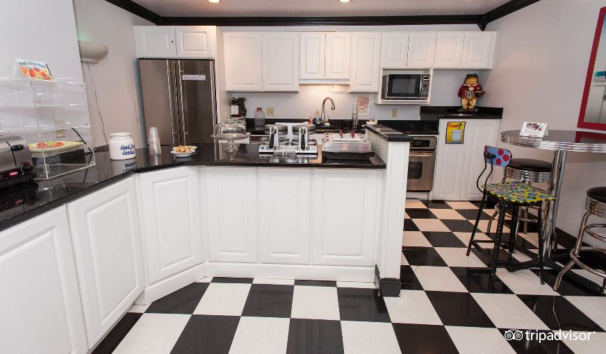 Adventure Suites, room with private jacuzzi, photo 8