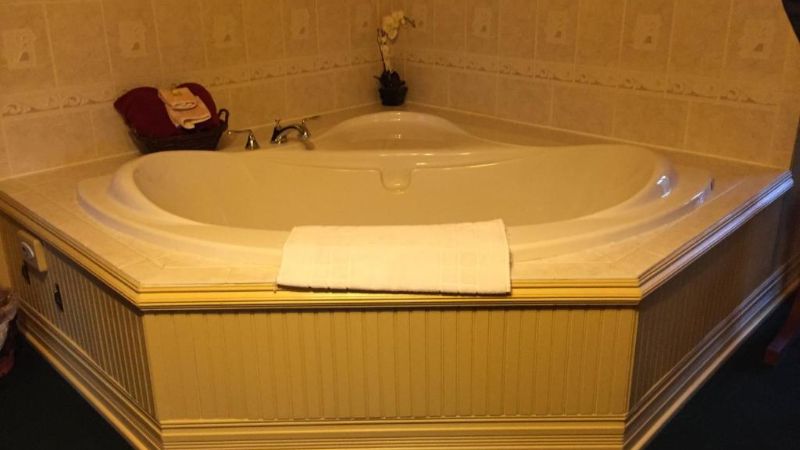 Alaska’s Capital Inn Bed and Breakfast, room with private jacuzzi, photo 1
