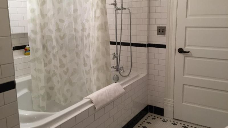 Alaska’s Capital Inn Bed and Breakfast, room with private jacuzzi, photo 2