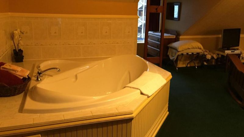 Alaska’s Capital Inn Bed and Breakfast, room with private jacuzzi, photo 3