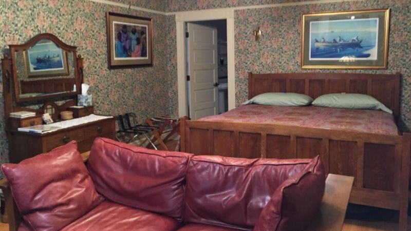 Alaska’s Capital Inn Bed and Breakfast, room with private jacuzzi, photo 4