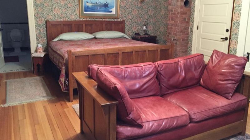 Alaska’s Capital Inn Bed and Breakfast, room with private jacuzzi, photo 5