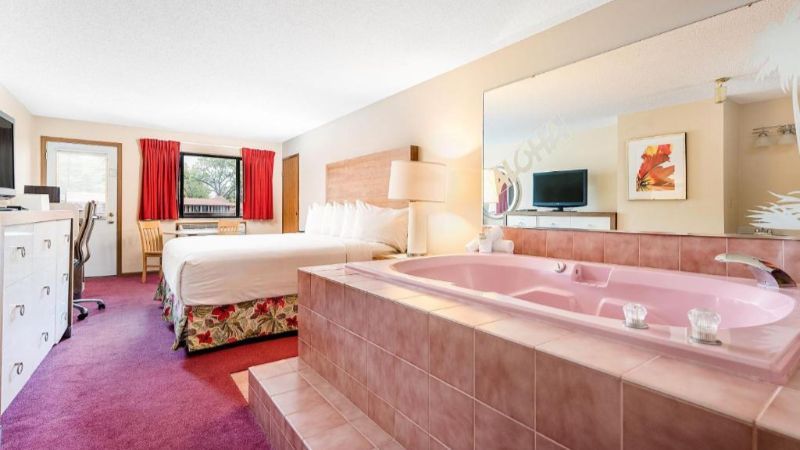 Aloha Beach Resort & Suites