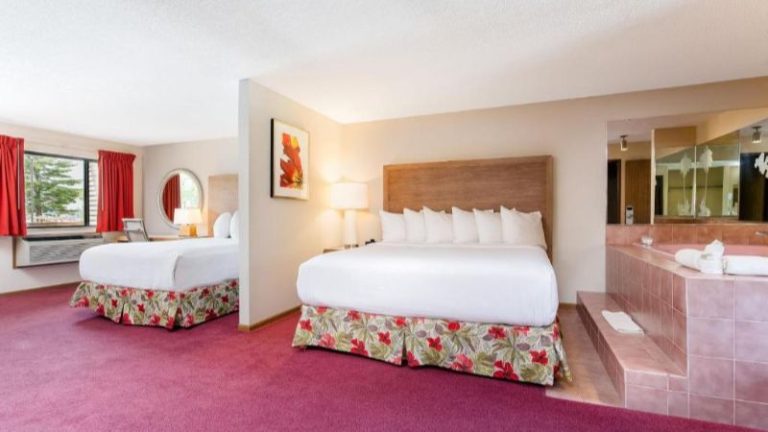 Aloha Beach Resort & Suites