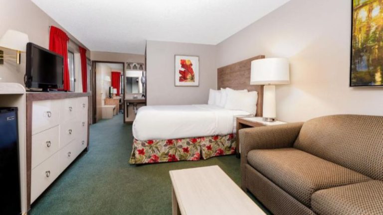 Aloha Beach Resort & Suites