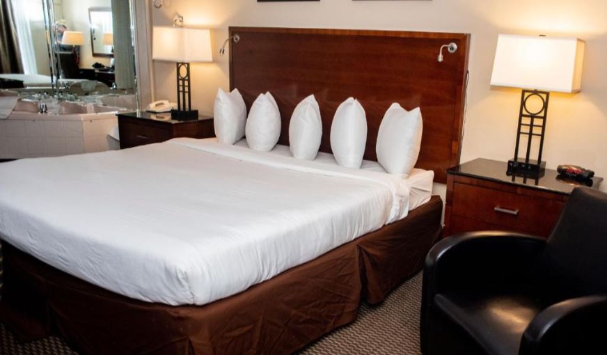 Altoona Grand Hotel, room with private jacuzzi, photo 2