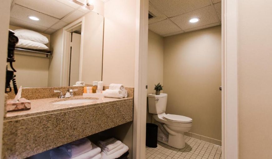 Altoona Grand Hotel, room with private jacuzzi, photo 3