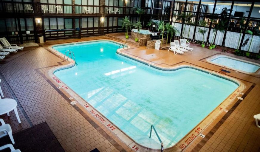 Altoona Grand Hotel, room with private jacuzzi, photo 7