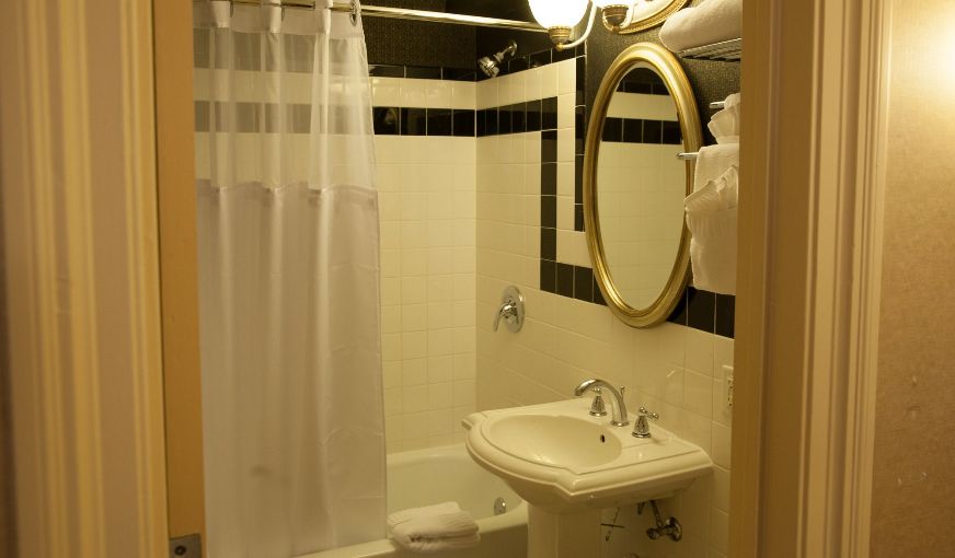 Ambassador Hotel Milwaukee, Trademark Collection by Wyndham, room with private jacuzzi, photo 4