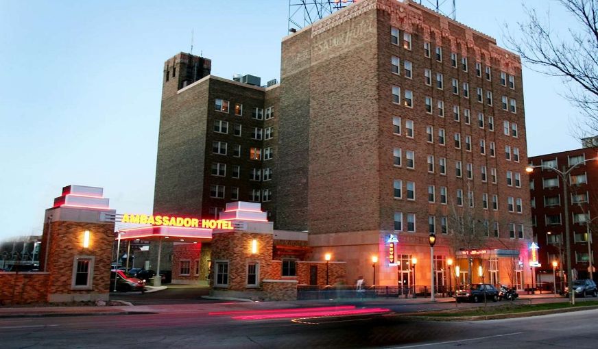 Ambassador Hotel Milwaukee, Trademark Collection by Wyndham, room with private jacuzzi, photo 6