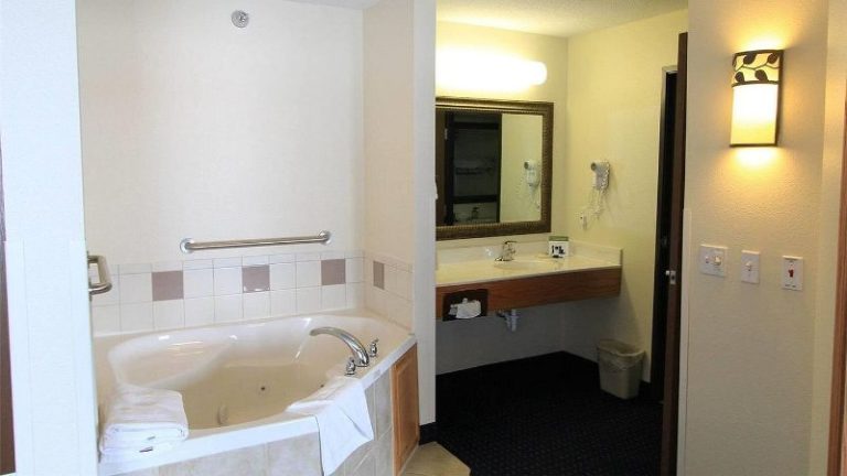AmericInn Lodge & Suites Cedar Rapids Airport