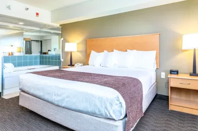 AmericInn by Wyndham Belle Fourche - jacuzzi hotel room