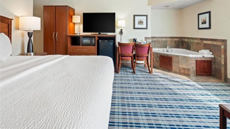 AmericInn by Wyndham Dickinson