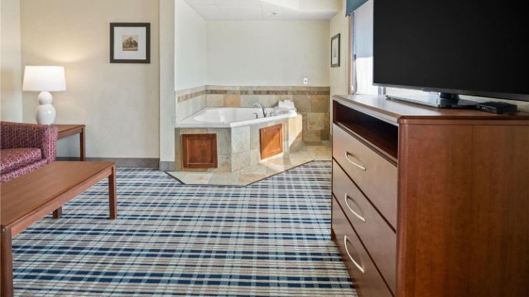 AmericInn by Wyndham Dickinson