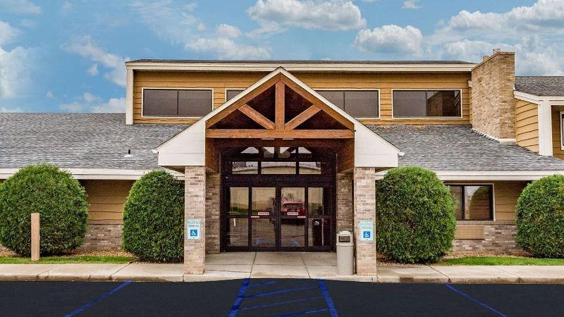 AmericInn by Wyndham Dickinson, room with private jacuzzi, photo 5