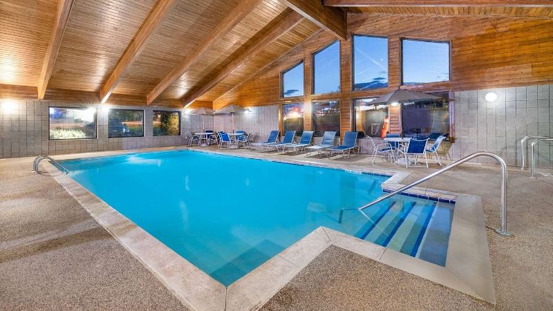 AmericInn by Wyndham Dickinson, room with private jacuzzi, photo 6