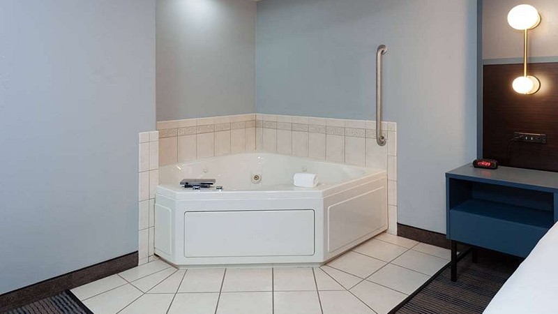 AmericInn by Wyndham Peoria, room with private jacuzzi, photo 2